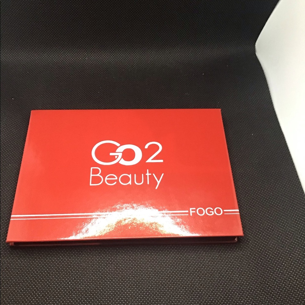 12  COLOR GO 2 BEAUTY EYESHADOW FOGO  PALETTE